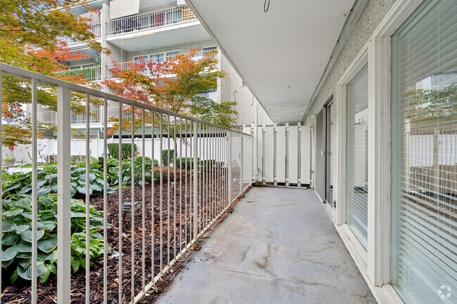 1BR, 1BA - 700SF - Patio