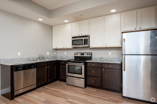 2BR, 2BA - 975SF - Kitchen
