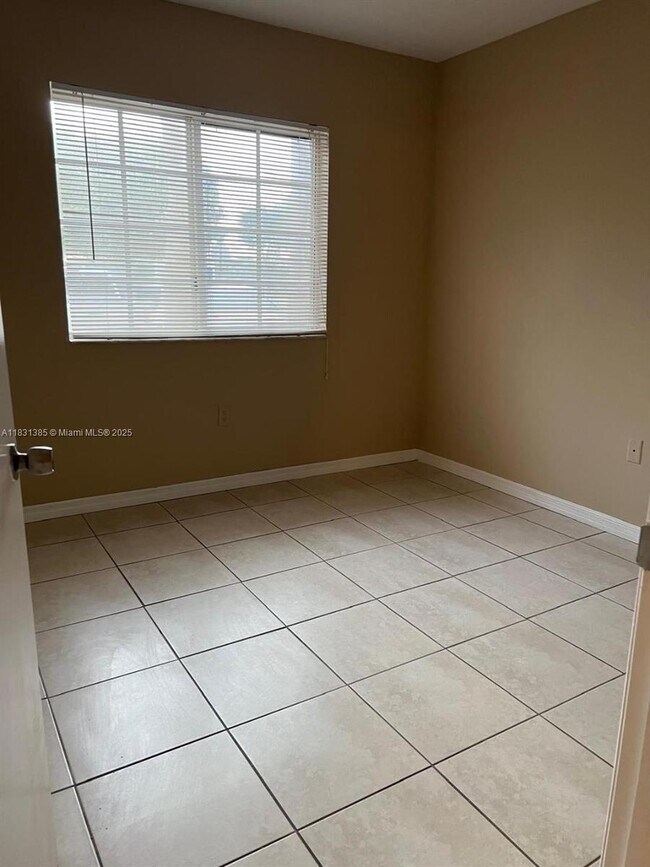 Photo - 945 NE 33rd Terrace Unidad 101