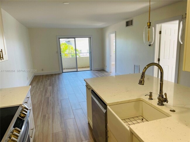 Photo - 900 NE 18th Ave Unit 206