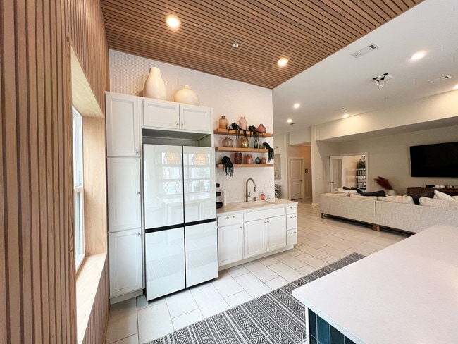 Clubhouse Kitchen - College Vue on University Rental