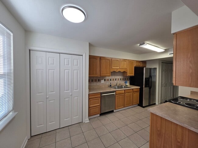 Photo - Beautiful Bellevue Townhome | 4 Bedrooms, 2 Living Areas, Pool, Tennis Clubhouse
