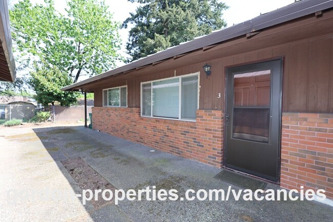 Building Photo - SE Cedar Ave - Single level 2 bedroom unit in duplex