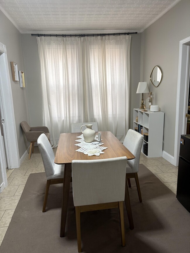 Building Photo - 121-123-123 W 25th St Unit 1