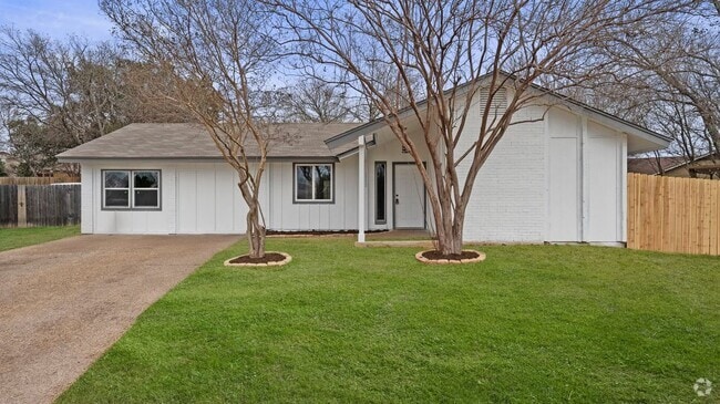 Building Photo - 1112 Village Green Dr Rental