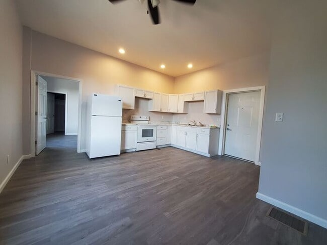 Building Photo - Remodeled 1 Bedroom Upper Apartment- Clinton