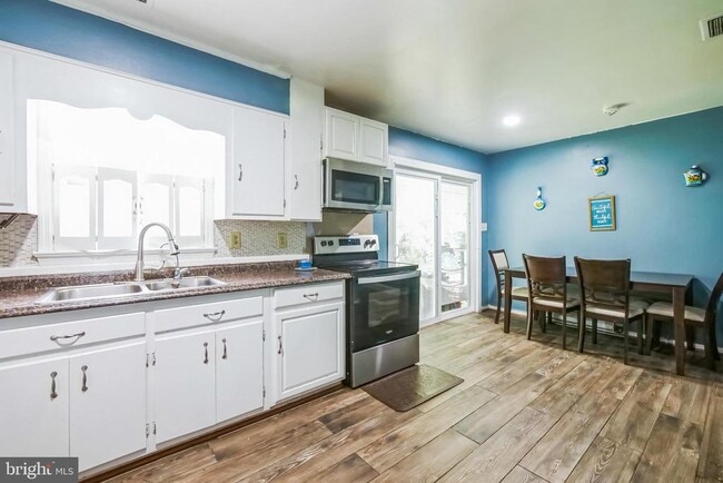Photo - 323 RUSSELCROFT Rd