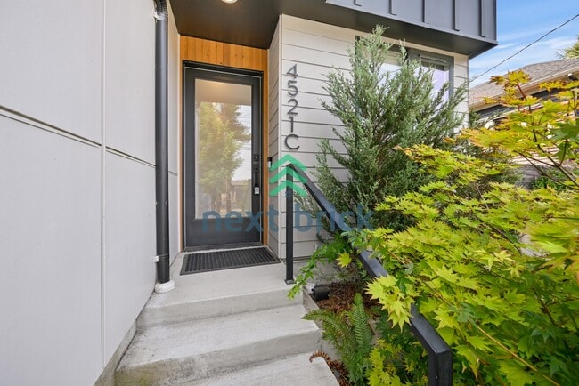 Photo - "Charming 2-Bed, 2-Bath Townhouse Retreat in Seattle – 1380 Sq Ft of Modern Comfort!"