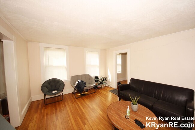 Building Photo - Nicely updated, sunny 3 bed in Waltham wit... Rental