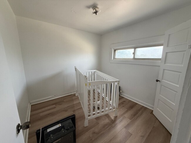 Building Photo - 2 bedroom, 1 bathroom Apartment! JULY 2026! Unit Apt #09