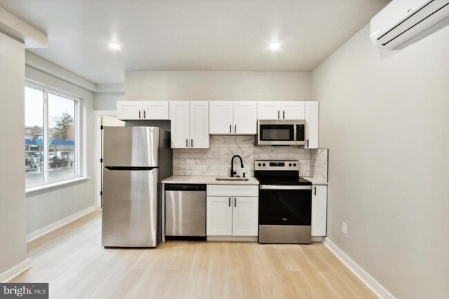 Building Photo - 316 S 52nd St Unit 5