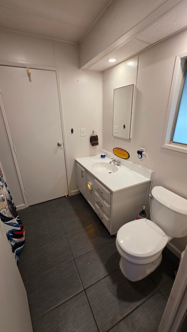 BAÑO COMPARTIDO - 18950 Woodcrest Ln