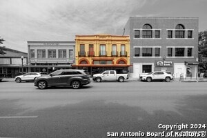 Building Photo - 142 W San Antonio St Rental
