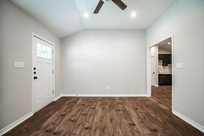 Photo - 803 S Main St