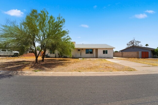 Building Photo - Discover this beautifully renovated 3-bedroom, 2-bath home in Mesa, AZ!