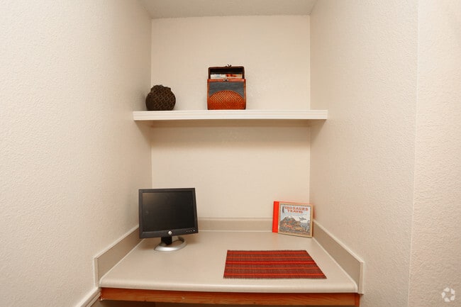 2BR, 2BA - 912SF - Built-In Workspace