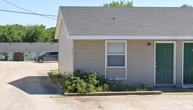 Building Photo - 708 W Cunningham Dr Unit 4 Rental