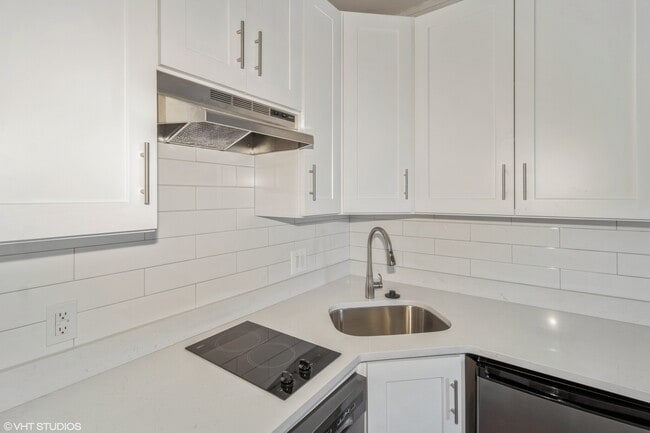 Building Photo - 16 Symphony Rd Rental