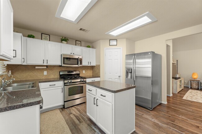 Photo - 15118 Vincennes Oak St