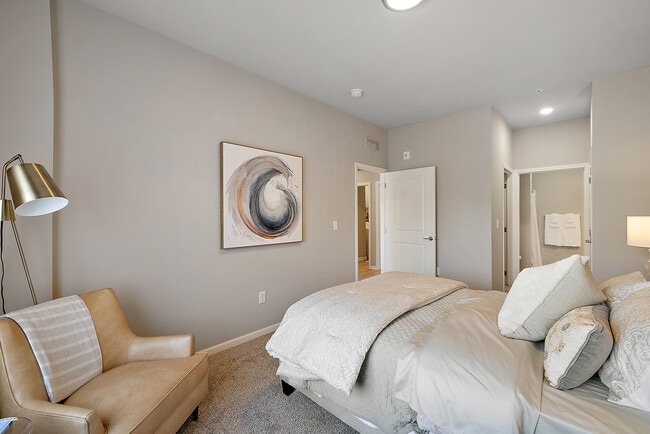 Habitaciones con camas muy amplias - Aspen Pointe Independent Senior Living