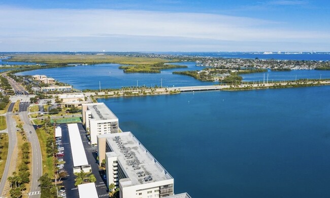 Awesome view of rocket launches and water - 250 S Sykes Creek Pky Unidad B309