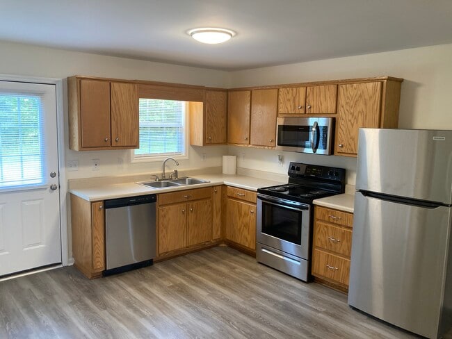 Building Photo - 61 Farm View Cir