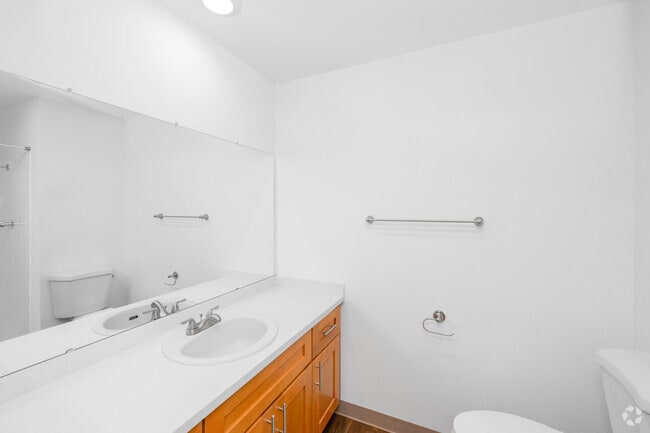 2BR, 2BA - 964SF - Bathrom