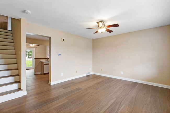 Photo - 1435 Moluf St