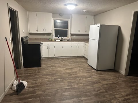 Building Photo - 220 W 6th Ave