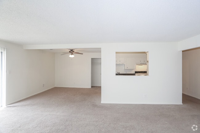 Fácil movimiento entre el área de comedor a la sala de estar - The Bridges at Foxridge