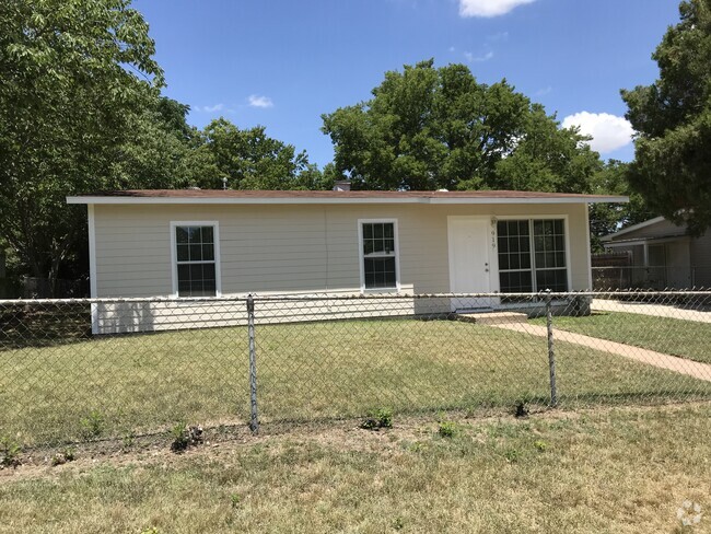 Building Photo - 919 Evergreen Dr Rental