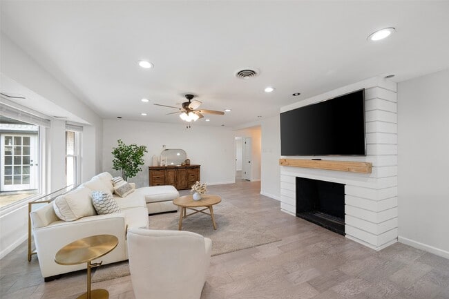 Photo - 5315 Rutherglenn Dr