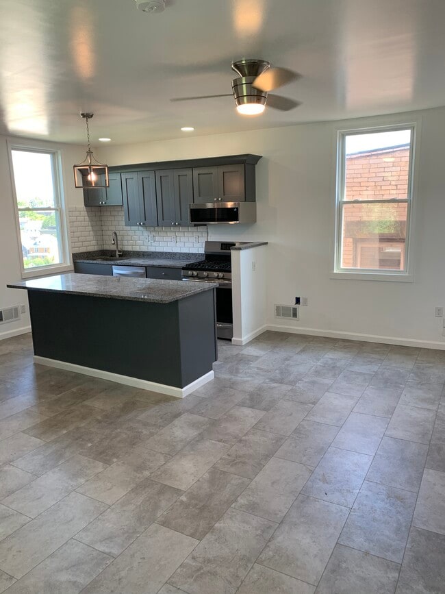Building Photo - 352 Maple Ter Unit 2