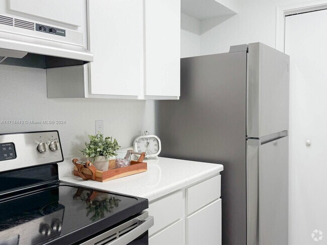 Building Photo - 755 Riverside Dr Unit 755 Rental