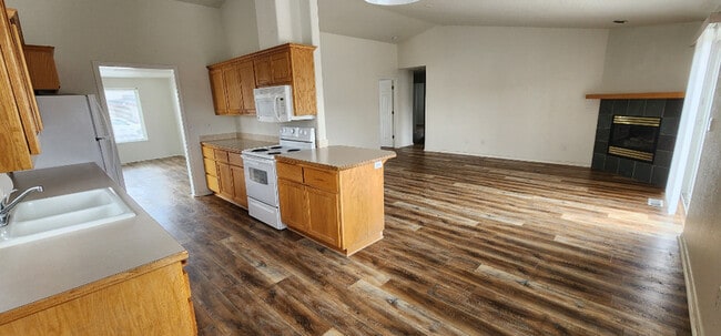 Photo - 735 NE Negus Pl