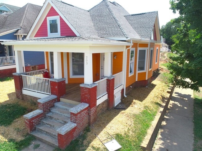 Building Photo - Renovated 5BR/3BA Cottage Near UTK | Walka... Rental