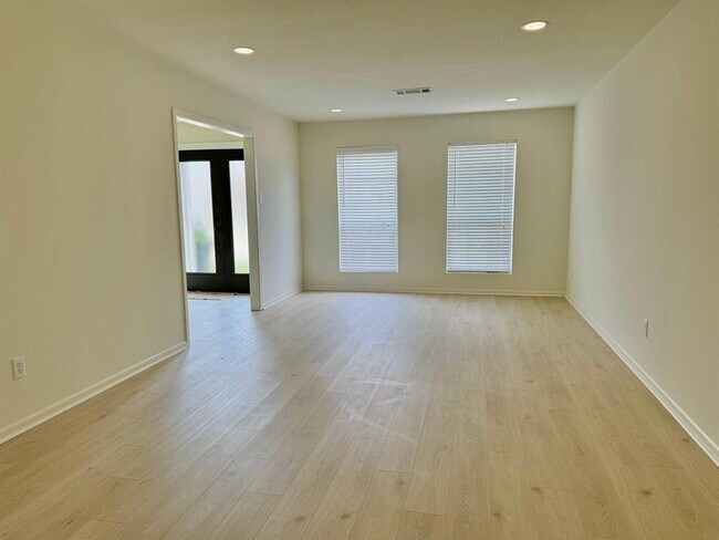 Photo - 495 Yorktown Ln