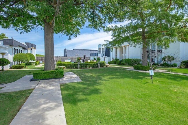 Photo - 2915 Acropolis St