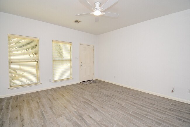 Photo - 2202 Naomi St Unit 3