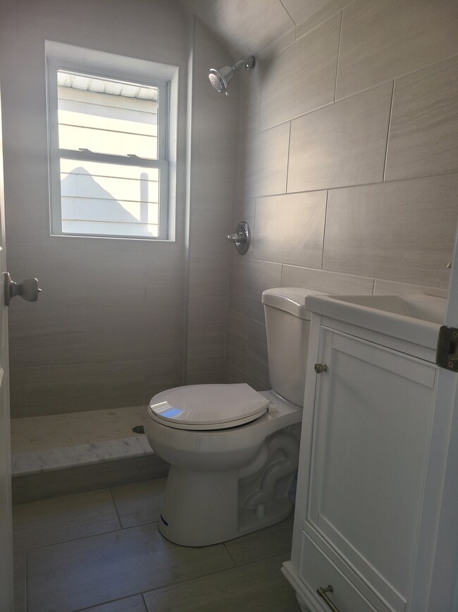 Baño n.° 2 - 75 Saint Johns Pl Unidad 2 Fl