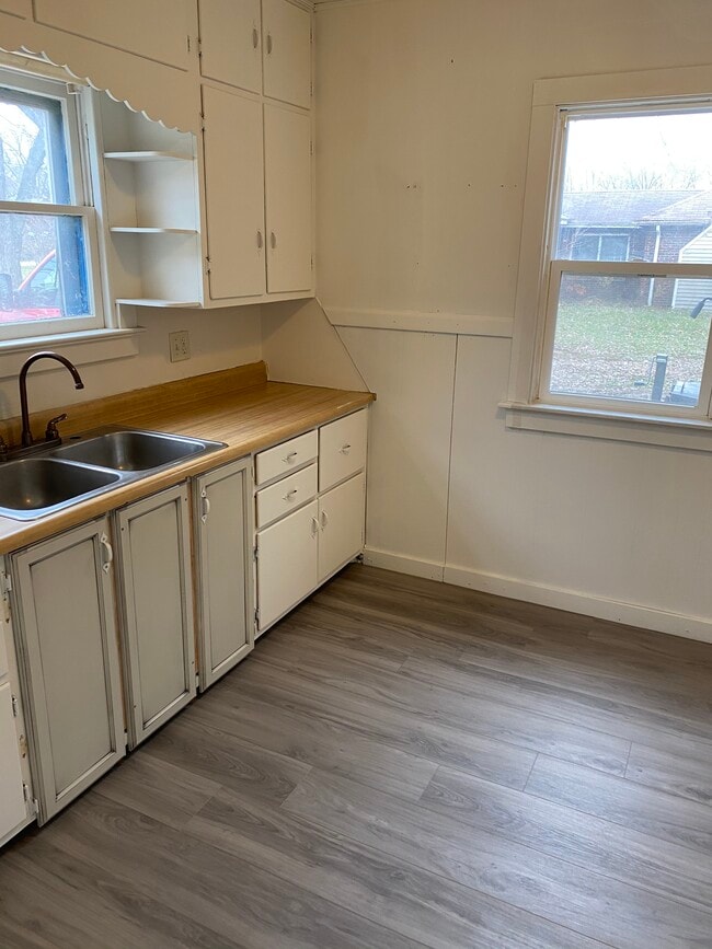 Photo - 605 W Mishawaka Rd