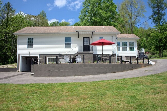 Photo - Knoxville 37914 - FULLY FURNISHED! 3 bedroom, 2 bath home - SHORT TERM LEASE AVAILABLE - Contact ...