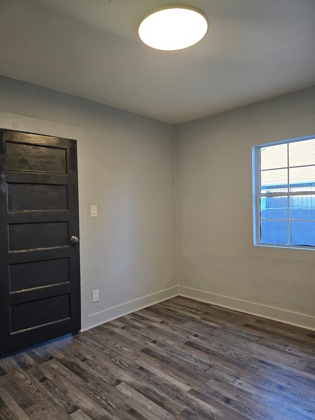 Photo - 838 E 76th St