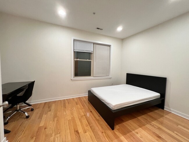 Building Photo - 530 N 36th St Unit 2F