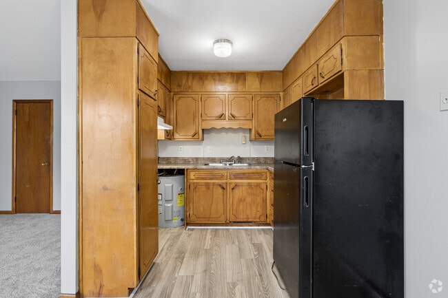 2BR, 2BA - 750SF - Kitchen - Heritage and Sherman Oaks