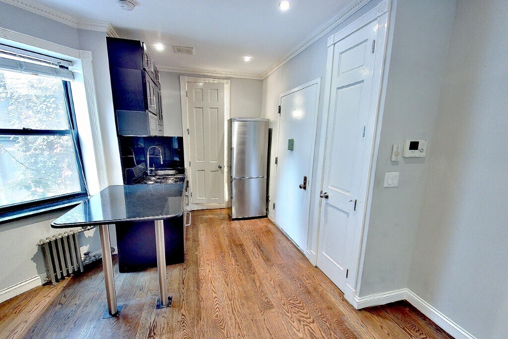 Photo - 325 E 5th St Apartamento Unidad E2