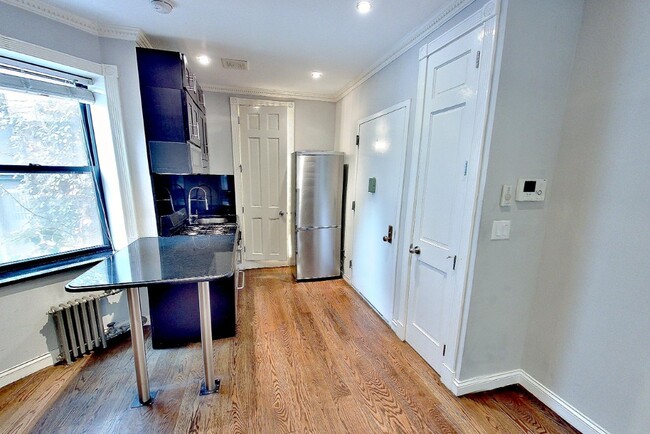 Building Photo - 325 E 5th St Rental