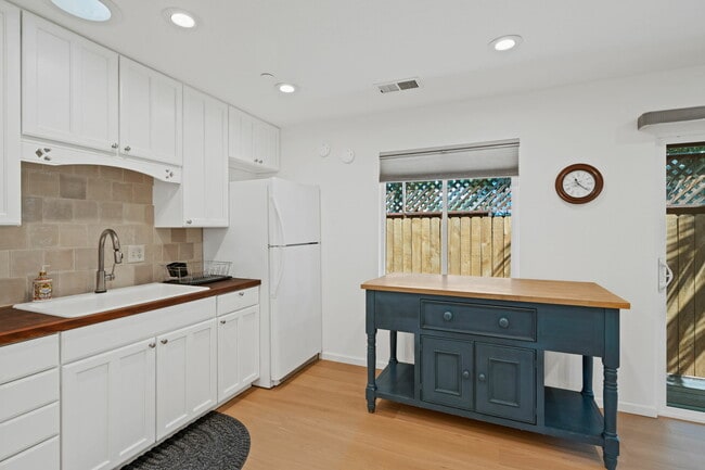 Photo - 205 Haydon St