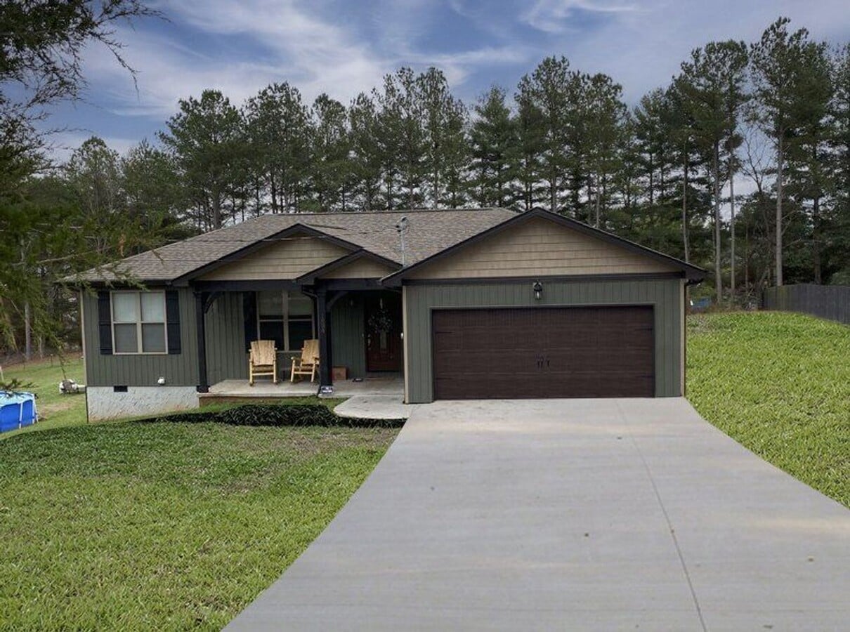 3 BR w/ Garage Nice Lot - 3 BR w/ Garage Nice Lot