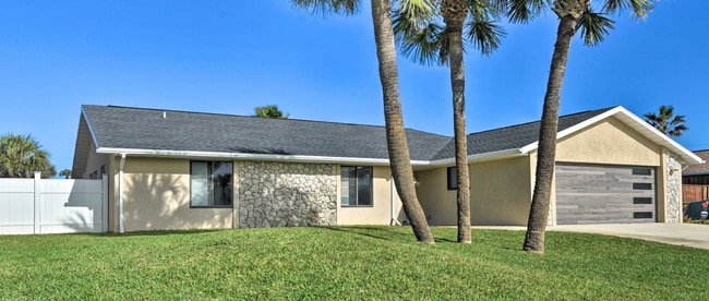 WALK TO THE BEACH! 4 bed, 2 bath, 2 car ga... - WALK TO THE BEACH! 4 bed, 2 bath, 2 car ga... House